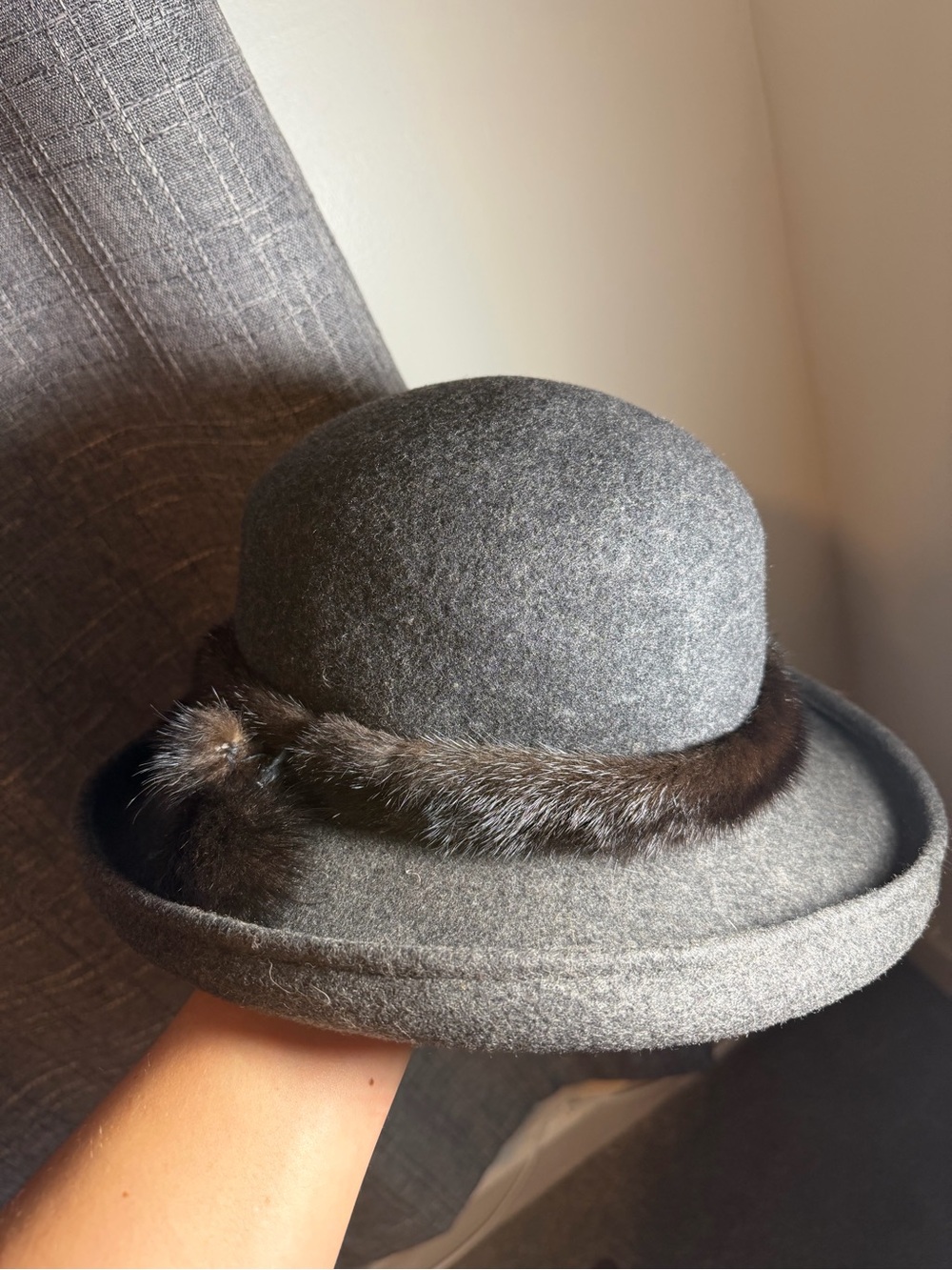 Gorgeous woman’s Gray Felt Bowler Hat with Brown mink Fur Trim